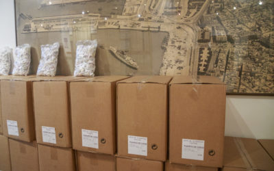 Donación de caramelos para la cabalgata de Reyes.