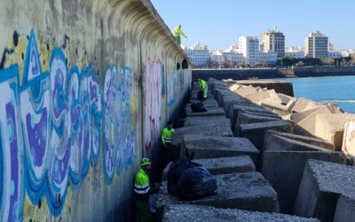 La Autoridad Portuaria limpia las escolleras de la Punta de San Felipe