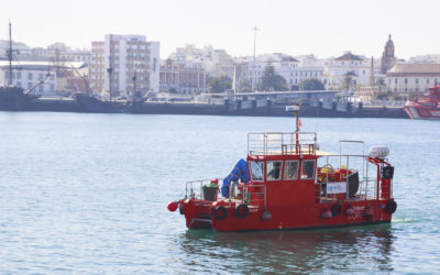 El Puerto de Cádiz colabora con el de Gibraltar enviando su embarcación para la recogida de residuos