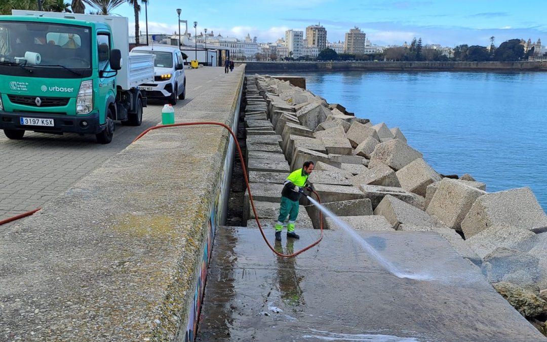 La Autoridad Portuaria de la Bahía de Cádiz retira 540 kilos de residuos de las escolleras de la Punta San Felipe