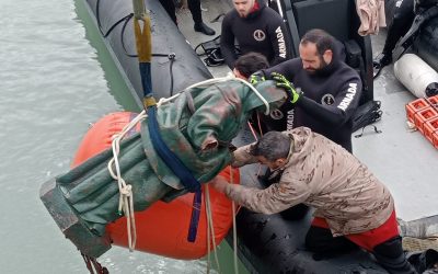 La Armada rescata la reproducción de La Galeona que coronaba el faro y despareció con el temporal
