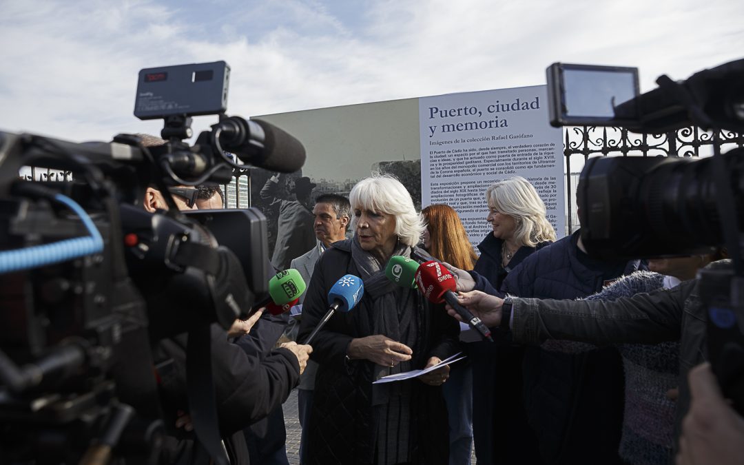 La Autoridad Portuaria de la Bahía de Cádiz inaugura la exposición “Puerto, ciudad y memoria” en la verja del muelle