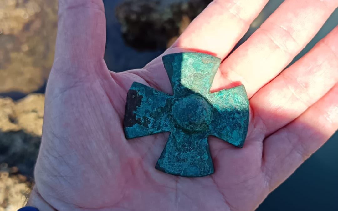 La cruz de la corona de La Galeona regresa al Puerto de Cádiz gracias al hallazgo de dos ciudadanos